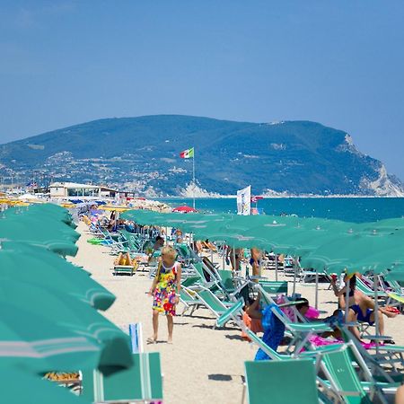 Villaggio Turistico Internazionale Porto Recanati Esterno foto